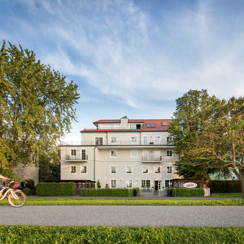 Radfahren-vor-Hotel.jpg